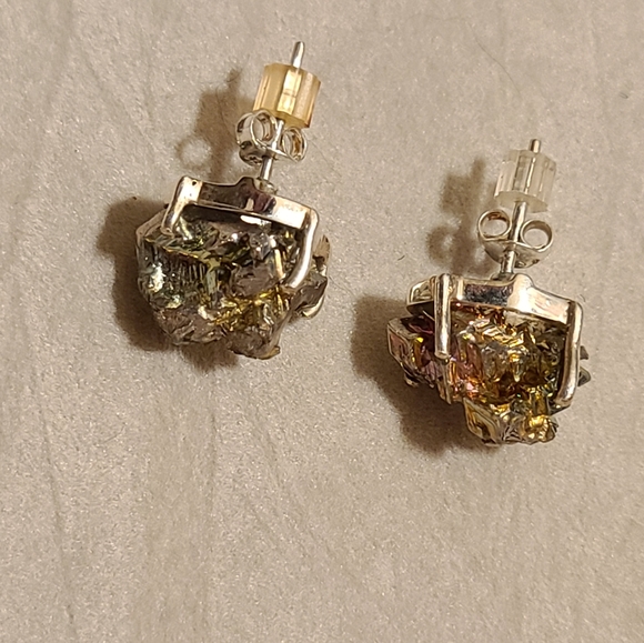 Bismuth and silver stud earrings iridescent - Picture 2 of 7